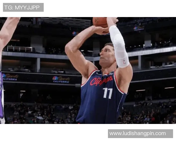 威少与足球明星亲密合影展现运动员之间的友谊与合作精神