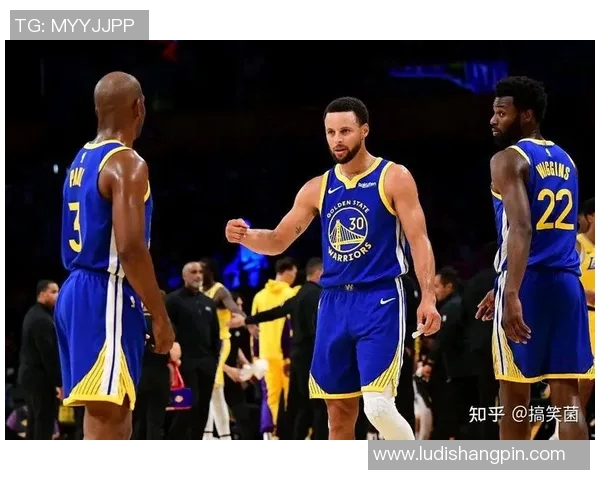 湖人勇士激战19日NBA季前赛精彩对决引发球迷热议 湖人勇士激战19日NBA季前赛精彩对决引发球迷热议